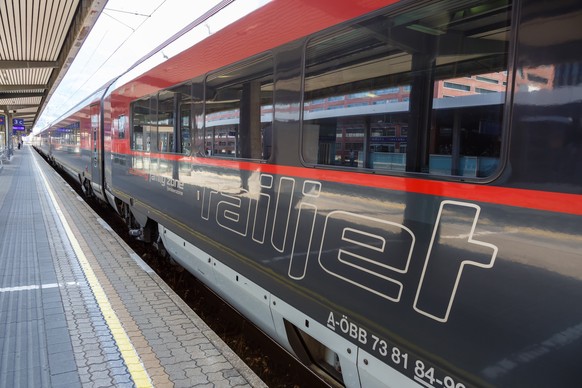 Ein Railjet Zug der ÖBB steht am Perron