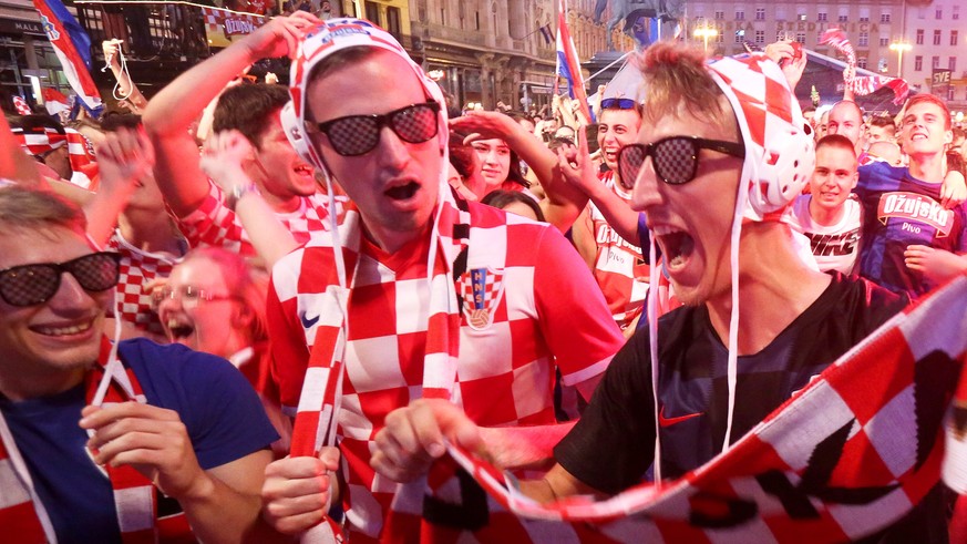 epa06828996 Supporters of Croatia celebrate as they watch the broadcast of the FIFA World Cup 2018 group D preliminary round soccer match between Argentina and Croatia in central Zagreb, Croatia, 21 J ...