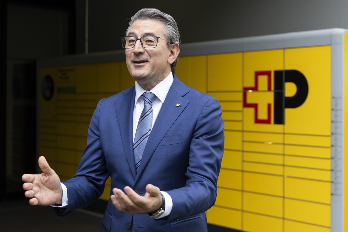 Roberto Cirillo, CEO Schweizerische Post, spricht waehrend einem Interview, am Mittwoch, 29. Mai 2024, in Bern. Die Post gab heute die Schliessung von 170 Poststellen bekannt. (KEYSTONE/Peter Klaunzer ...