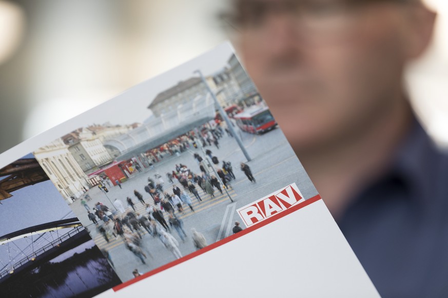 ARCHIVBILD ZUM RUECKGANG DER ARBEITSLOSIGKEIT IM JAHR 2018, AM DIENSTAG, 8. JANUAR 2019 - [Symbolic Image, Staged Picture] An unemployed person looks at information documents, pictured in a waiting ro ...