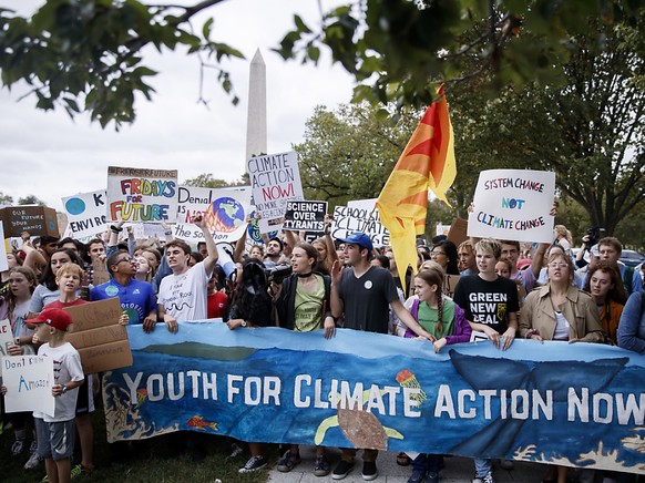 Obwohl Klimaaktivistin Greta Thunberg in den USA nicht so berühmt ist wie in Europa, wird sie bei einer Kundgebung bor dem Weissen Haus in Washington von hunderten Schülern und Studenten unterstützt.