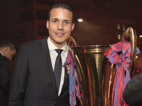 Philipp Degen mit dem Pokal.