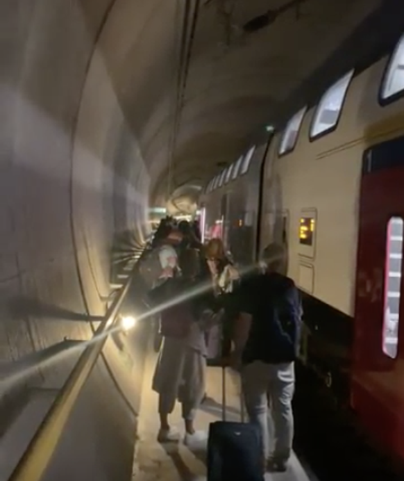 Passagiere werden aus dem FV Dosto im Gotthardtunnel evakuiert.