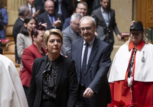 Die neu gewaehlte Bundespraesidentin Karin-Keller Sutter, Mitte-links, und der neu gewaehlte Vizepraesident Guy Parmelin, MItte-rechts, erhalten Applaus nach ihrer Wahl, nach ihrer Wahl durch die Vere ...