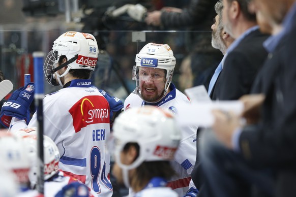 Zuerichs Mathias Seger gibt seinen Teamkollegen Anweisungen, im fuenften Eishockey Playoff-Halbfinalspiel der National League zwischen dem SC Bern und den ZSC Lions, am Donnerstag, 5. April 2018, in d ...