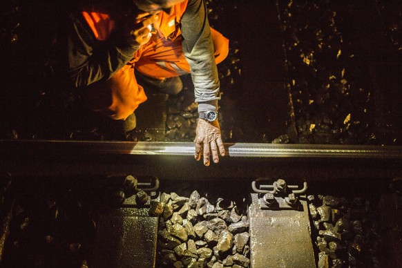 ARCHIV - ZUR PRESSEKONFERENZ ZUM AUSBAU DER BAHNINFRASTRUKTUR STELLEN WIR IHNEN DIESES ARCHIVBILD ZUR VERFUEGUNG - Nachdem der Schleifzug durch Schleifen die Schienen bearbeitet hat, kontrolliert ein  ...