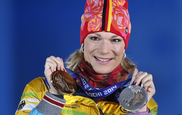 HOEFL RIESCH Maria Team GER bei der Siegeehrung Ski Alpine Super G der Frauen am 15.02.2014 in Sochi Olympische Winterspiele Sochi 2014 PUBLICATIONxINxGERxSUIxAUTxHUNxSWExNORxDENxFINxONLY

Riesch Ma ...