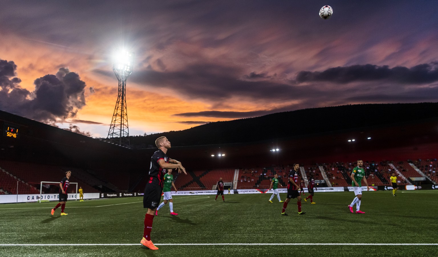 Le defenseur neuchatelois Leo Seydoux, lance le ballon depuis la touche lors de la rencontre de football du Championnat Suisse de Super League entre Neuchatel Xamax FCS et FC St. Gallen le mercredi 1  ...