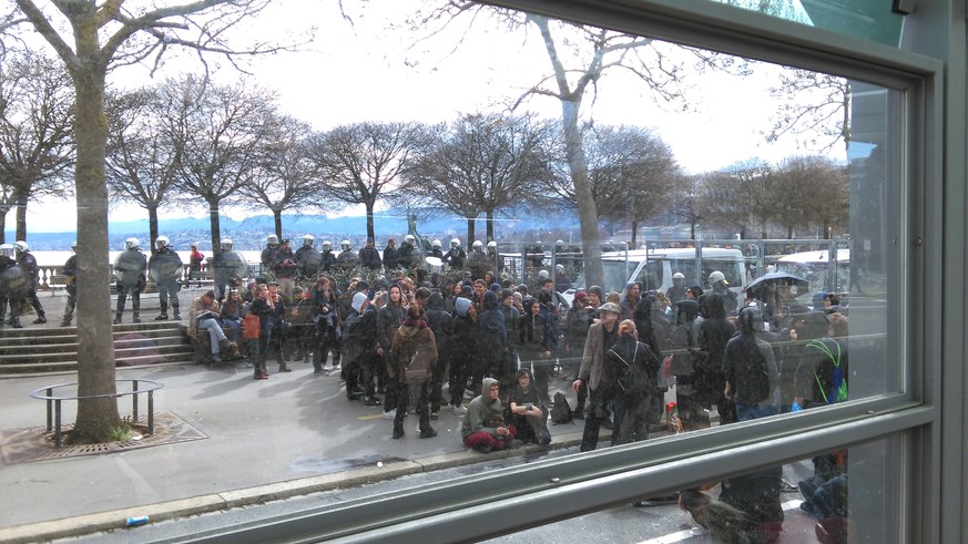 Demonstranten wurden in Seenähe von der Polizei eingekesselt.