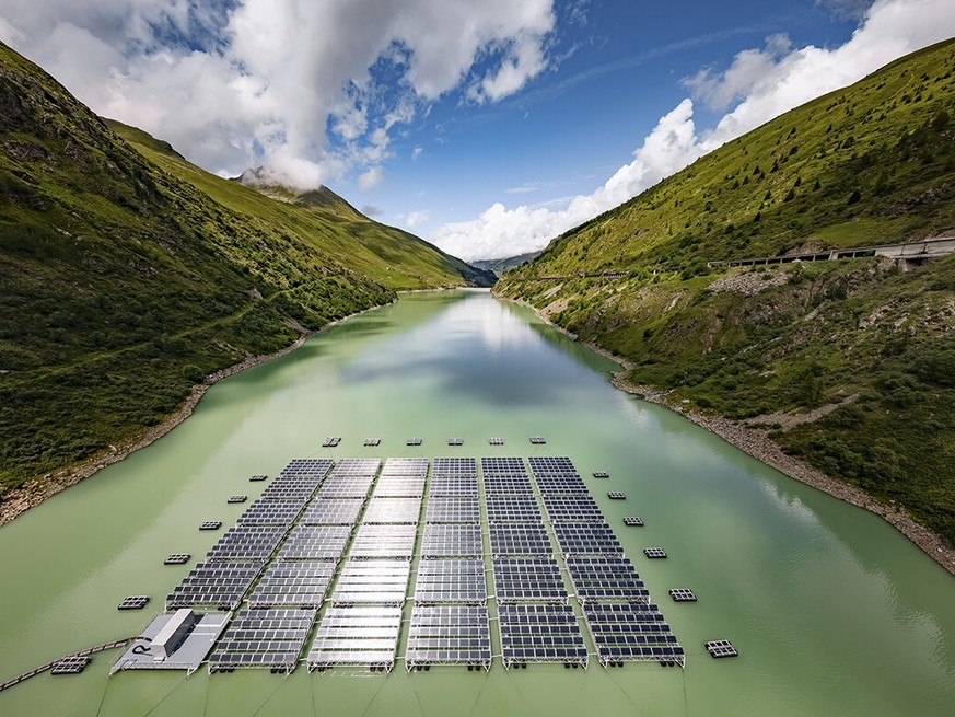 Wasser- und Solarkraftwerk in einem: Der schwimmende Solarpark auf einem alpinen Stausee entstand 2019 in der Walliser Gemeinde Bourg-Saint-Pierre.