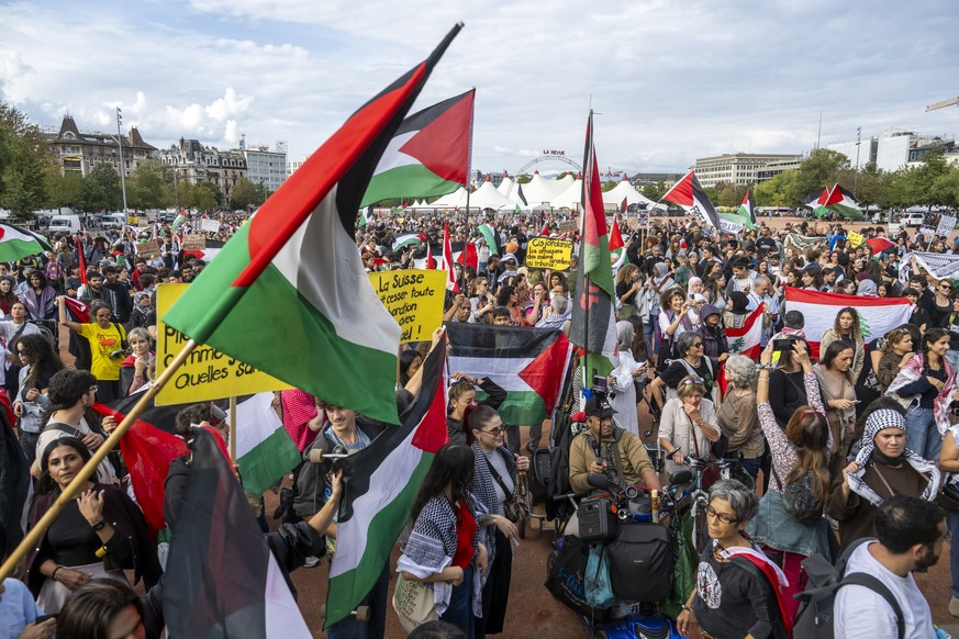 epa13278905 Protesters take part in a rally in support of the Palestinian people in Gaza, in Geneva, Switzerland, 03 October 2026. Pro-Palestinian protesters are taking part in a demonstration to deno ...
