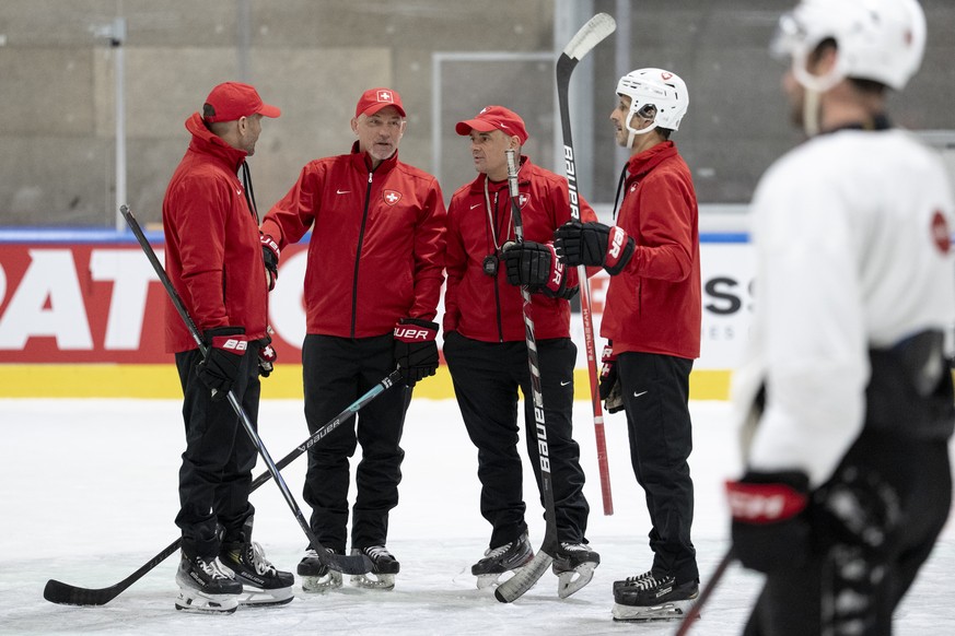 From left: Assistantcoach Marcel Jenni, Assistantcoach Rikard Franzen, Switzerland's Headcoach Jan Cadieux and Goalkeeper Coach Thomas Baeumle speak during a training of team Switzerland in the p ...