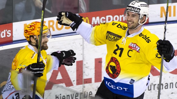 Bern&#039;s Top Scorer Mark Arcobello of USA, left, and Bern&#039;s forward Simon Moser, right, celebrate the second goal during the fourth leg of the playoffs quarterfinals game of National League Sw ...