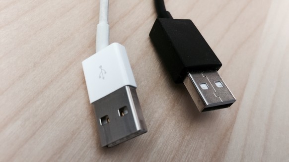 Auf der Seite in Richtung Netzteil herrscht bei den Ladekabeln grösstenteils Kompatibilität, da die meisten Hersteller auf einen USB-Anschluss setzen – das ist schon mal erfreulich. Das heisst, dass m ...
