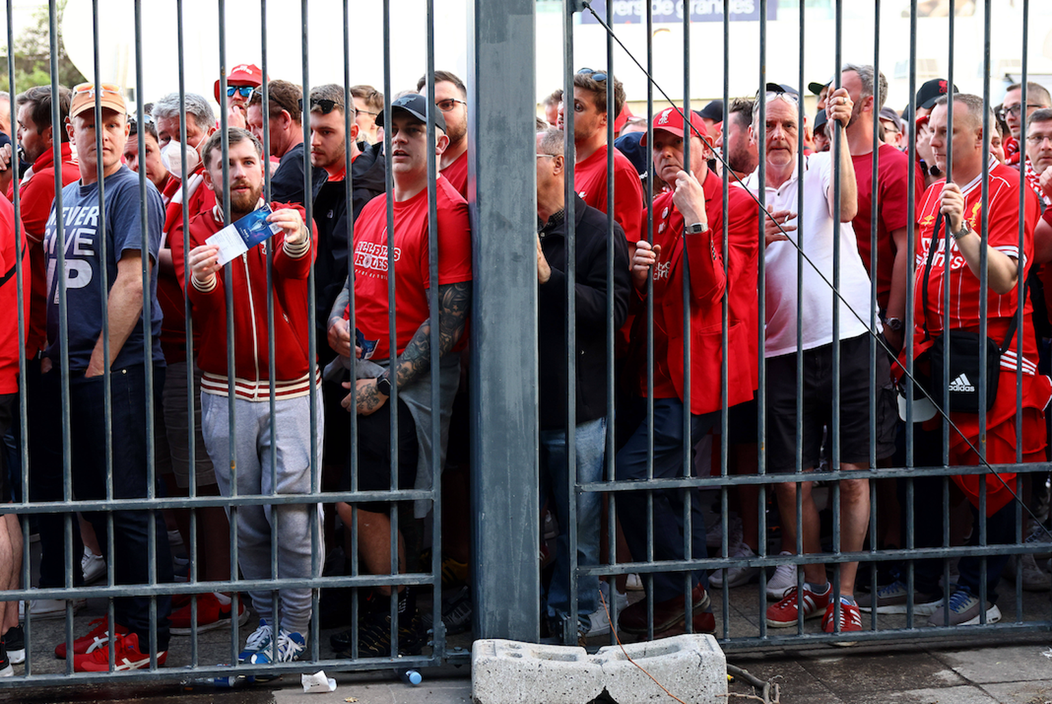 Paris, France, 28th May 2022. Liverpool fans outside the stadium as they attempt to gain access during the UEFA Champions League match at Stade de France, Paris. Picture credit should read: David Klei ...