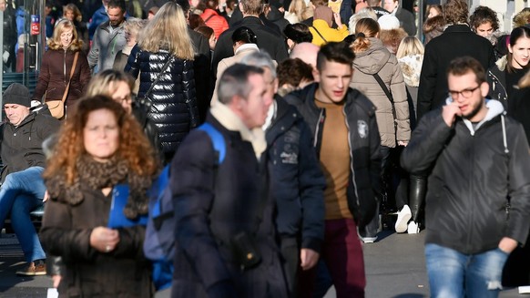 Die Zuwanderung in die Schweiz ist anhaltend hoch. Das Bild zeigt die Bahnhofstrasse in Zürich.
