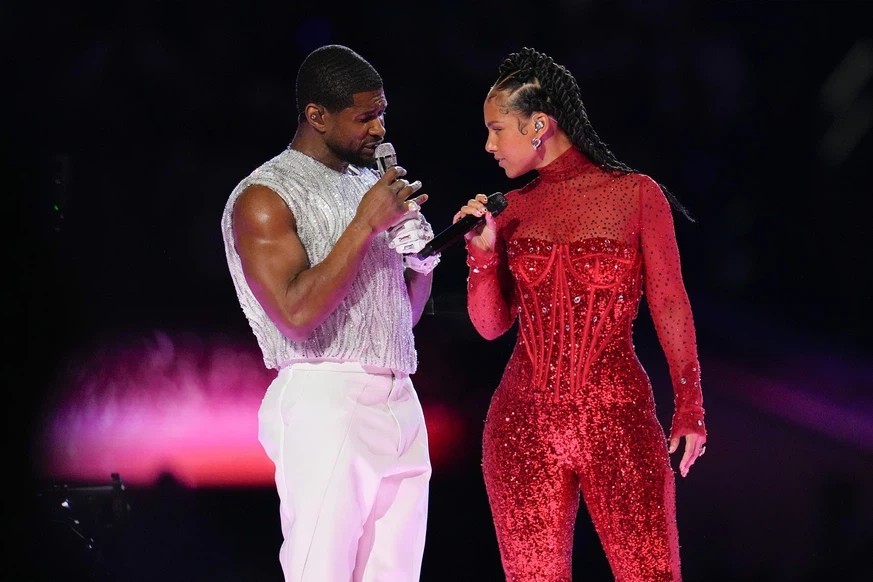 Usher und Alicia Keys heizten den Fans in der Halbzeit des Super Bowls ein.
