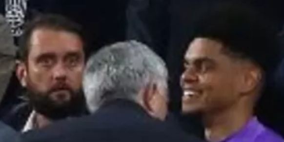 Mourinhos Dank beim Balljungen, Ronaldos Haarband und 7 weitere CL-Highlights von gestern
Er kann es kaum glauben