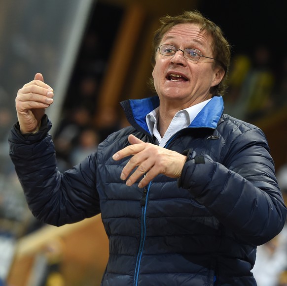 Davos coach Arno del Curto, during the game between Switzerlands HC Lugano and Switzerlands HC Davos at the 90th Spengler Cup ice hockey tournament in Davos, Switzerland, Friday, December 30, 2016. (K ...