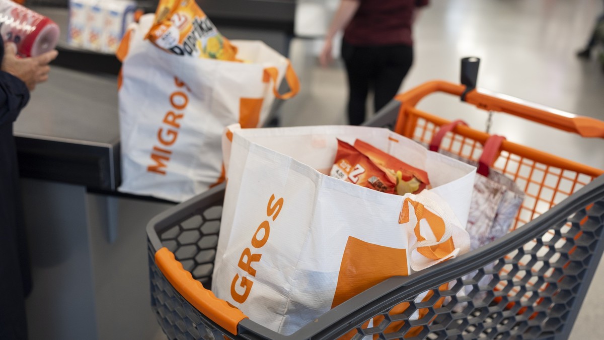 Eine Frau fuellt Einkaufstaschen mit Migros Produkten nach der Kasse im Migros Appenzell, fotografiert am Mittwoch 23. Juli 2025 im Appenzell. (KEYSTONE/Gaetan Bally)