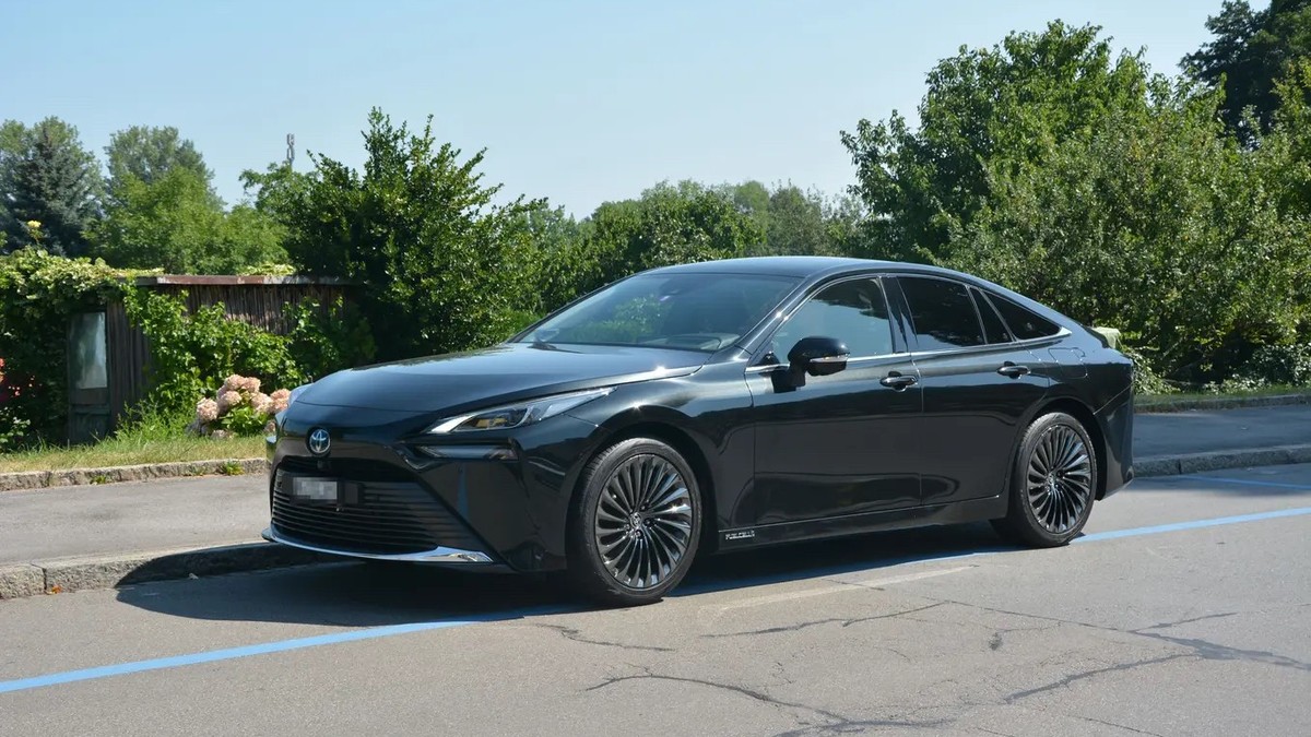 Sportlicher Fünfplätzer: Der Toyota Mirai macht mit der Brennstoffzelle aus Wasserstoff Strom für einen Antrieb.