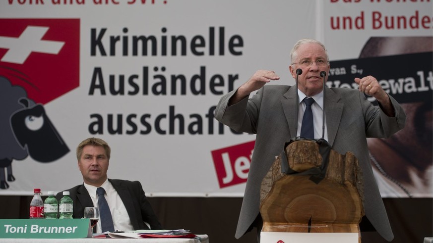 Alt-Bundesrat Christoph Blocher, rechts, spricht neben Nationalrat und Parteipraesident Toni Brunner, anlaesslich der Delegiertenversammlung der SVP zum Thema &quot;Genug: Kriminelle Auslaender jetzt  ...