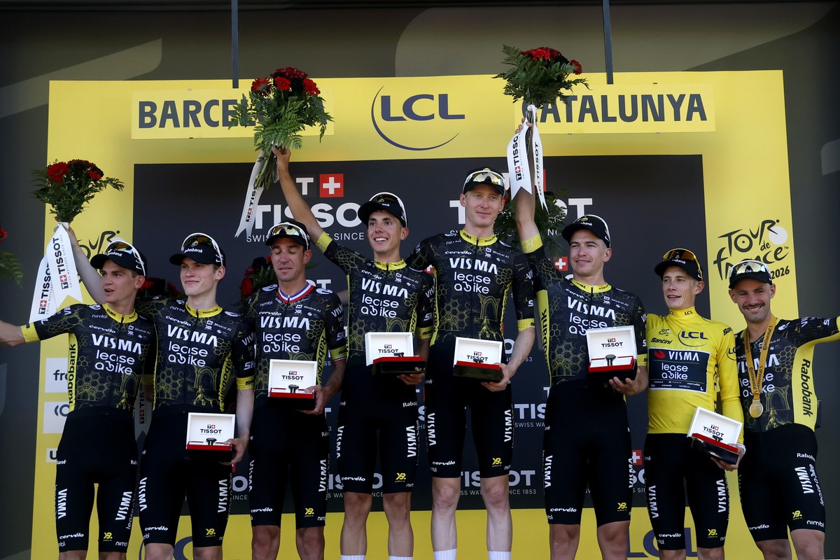 epa13087035 Riders of Team Visma | Lease a Bike (L-R) US cyclist Sepp Kuss, Norwegian cyclist Per Strand Hagenes, French cyclist Bruno Armirail, Italian cyclist Davide Piganzoli, US cyclist Matteo Jor ...