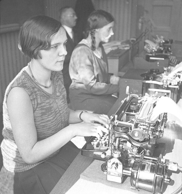 All Fingers in the Game: A Typewriter Course for Commercial Apprentices in the 1940s.
