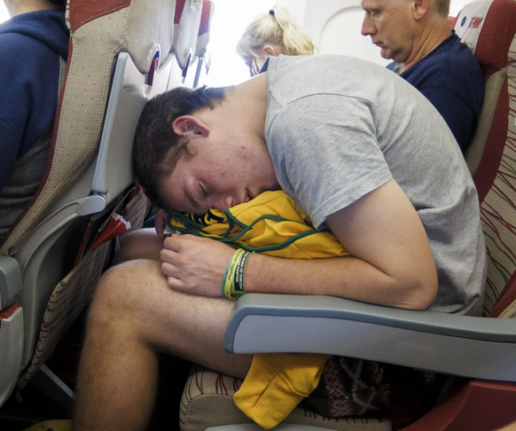 Schlafposition im Flieger