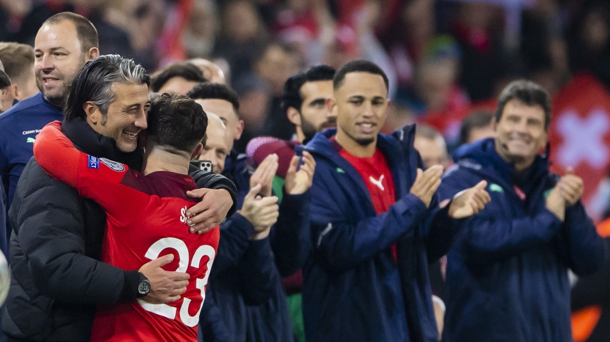 epa09584279 Switzerland's head coach Murat Yakin (C-L) celebrates with Xherdan Shaqiri (C-R) after winning the FIFA World Cup 2022 group C qualifying soccer match between Switzerland and Bulgaria ...