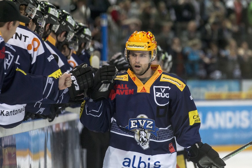 Der Zuger Stuermer Pierre-Marc Bouchard waehrend dem Eishockey Meisterschaftsspiel der National League A zwischen dem EV Zug und dem HC Fribourg-Gotteron am Dienstag, 17. November 2015, in der Bossard ...