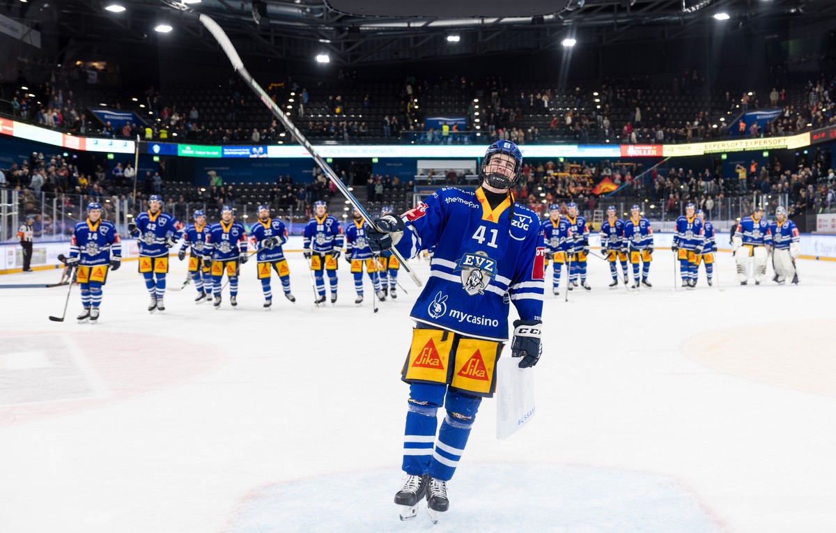 EV Zugs Leon Muggli jubelt nach dem Eishockey Qualifikationsspiel der National League zwischen dem EV Zug und den SCL Tigers am Freitag, 17. November 2023 in der Bossard Arena in Zug. (KEYSTONE/Philip ...