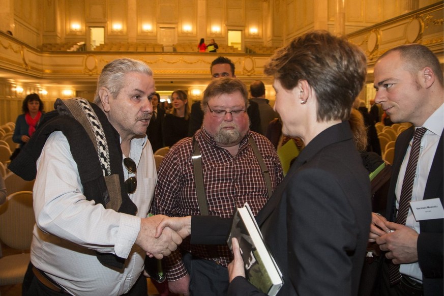 Betroffene diskutieren mit Bundesraetin Simonetta Sommaruga beim Gedenkanlass fuer Opfer von fuersorgerischen Zwangsmassnahmen am Donnerstag, 11. April 2013 in Bern. Justizministerin Simonetta Sommaru ...