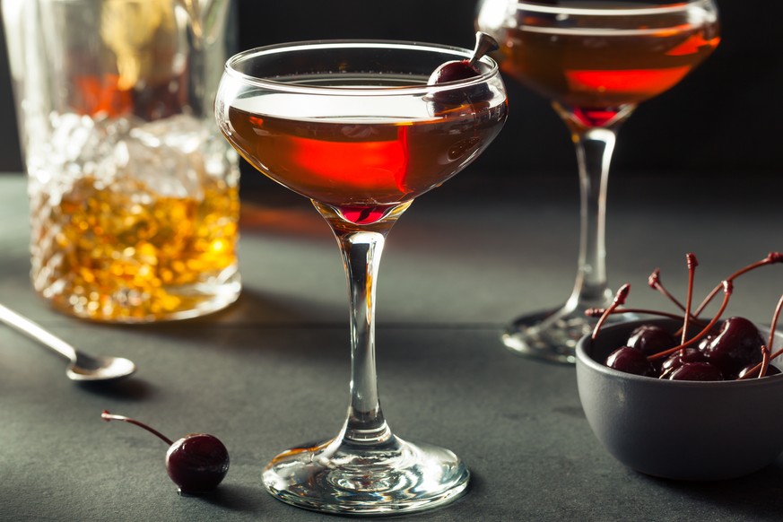 manhattan cocktail trinken alkohol drinks rye whiskey shutterstock