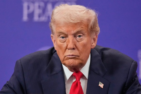 President Donald Trump reacts during a signing ceremony on the sidelines of the ASEAN Summit in Kuala Lumpur, Malaysia, Sunday, Oct. 26, 2025. (AP Photo/Mark Schiefelbein)
Donald Trump,Hun Manet,Anuti ...