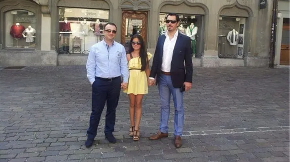 Auf diesem Bild ist Serra neun Jahre alt. Zwei Sektenmitglieder besuchten sie in Luzern, um sie zu begutachten. Das Kleid ist von Gucci und ein Geschenk von Adnan Oktar. Die High Heels sind von der Mu ...
