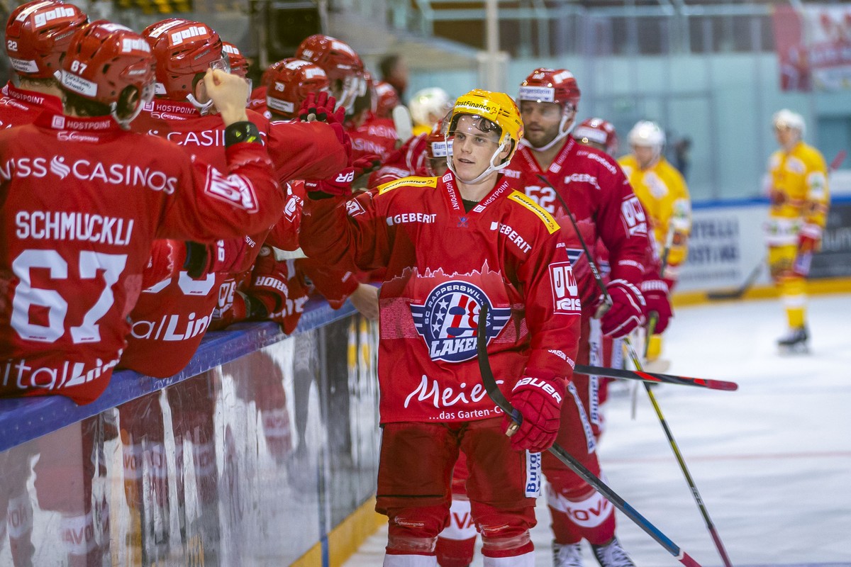 SC Rapperswil-Jona Lakers Verteidiger Dominik Egli feiert seinen Treffer zum 3-3 waehrend dem Eishockey-Meisterschaftsspiel der National League zwischen den SC Rapperswil-Jona Lakers und dem EHC Biel  ...