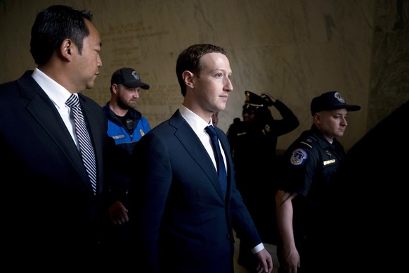 Mark Zuckerberg auf dem Weg zu einer Rede. Entgegen seiner öffentlichen Beteuerungen sind Facebooks menschliche Moderations-Teams und Computer-Algorithmen nicht in der Lage, die Flut an Inhalten zu kontrollieren.