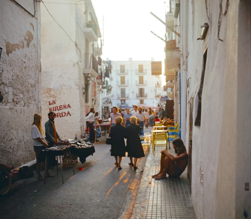 "Walter Rudolph – Ibiza 1976"

https://agonyecstasygallery.com/products/walter-rudolph-ibiza-1976