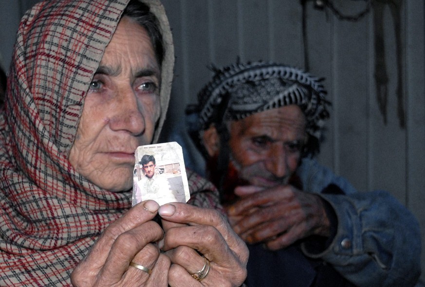 Die Eltern von&nbsp;Shafqat Hussain mit einem Foto ihres Sohnes.