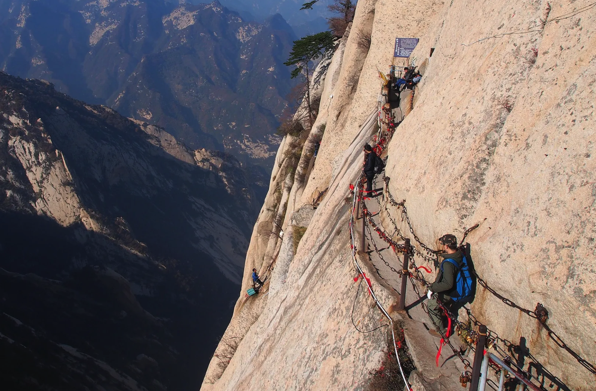 Une randonnée sur le mont Hua Shan en Chine : L'itinéraire comporte de nombreuses étapes difficiles.