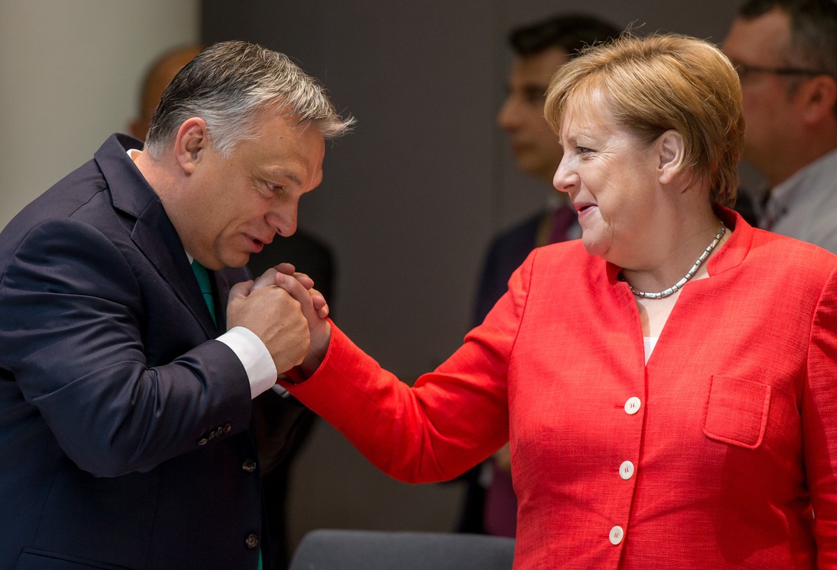 epa06849405 German Chancellor Angela Merkel (R) and Hungarian Prime Minister Viktor Orban (L) at the start of the second day of an European Council summit in Brussels, Belgium, 29 June 2018. EU countr ...