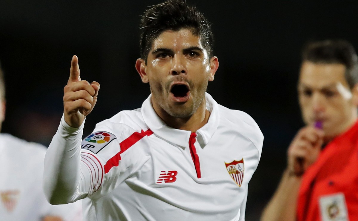 epa05196876 Sevilla FC's Argentinian midfielder Ever Banega jubilates his goal against Getafe CF during their Primera Division soccer match played at Coliseo Alfonso Perez stadium in Getafe, Madr ...