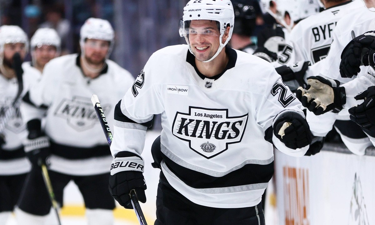 NHL, Eishockey Herren, USA Los Angeles Kings at Seattle Kraken Dec 10, 2025 Seattle, Washington, USA Los Angeles Kings left wing Kevin Fiala 22 celebrates after scoring a goal in the third period agai ...
