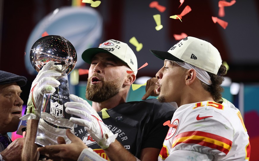 epaselect epa10464409 Kansas City Chiefs Travis Kelce (L) and Patrick Mahomes (R) celebrate with the Vince Lombardi Trophy after defeating the Philadelphia Eagles in Super Bowl LVII between the AFC ch ...