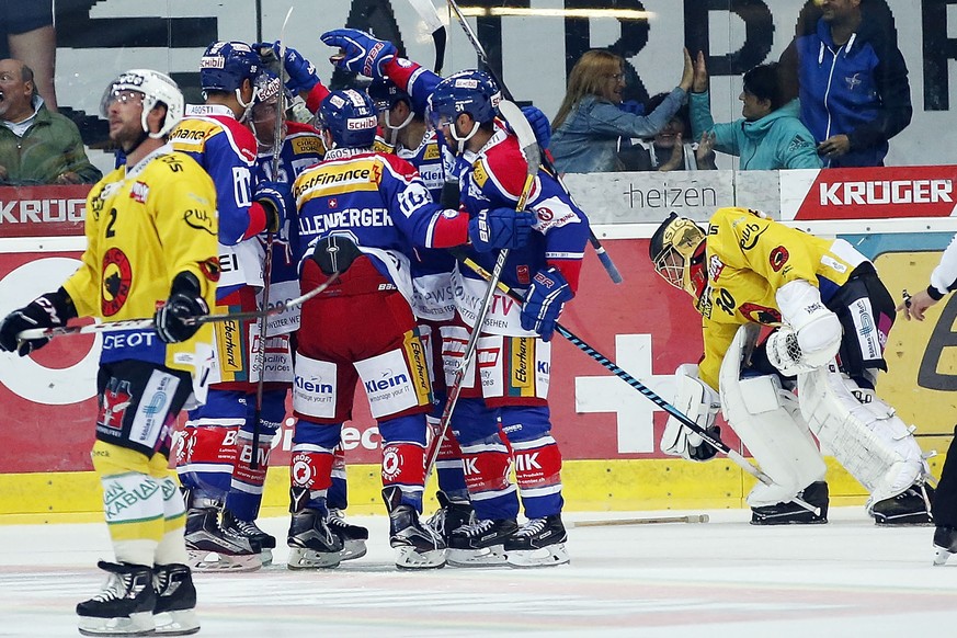 EHC Kloten Stuermer Drew Shore, hinten 2ter von links, feiert seinen Treffer zum 2-0 mit seinen Mitspielern waehrend dem Eishockey-Meisterschaftsspiel der National League A zwischen dem EHC Kloten und ...