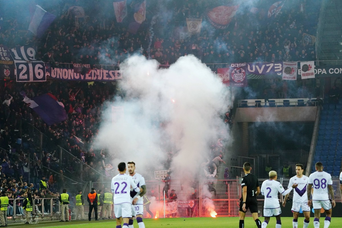 Foto Manuel Geisser 18.05.2023 Fussball Saison 2022/2023 UEFA Europa Conference League Bild :Rauchpedarden von den Fiorentina Fans *** Photo Manuel Geisser 18 05 2023 football season 2022 2023 UEFA Eu ...