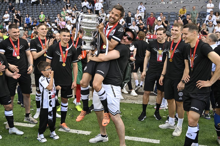 Luganos Jonathan Sabbatini und Team bejubeln den Sieg, im Schweizer Fussball Cup Final zwischen dem FC Lugano und dem FC St. Gallen, am Sonntag, 15. Mai 2022, im Stadion Wankdorf in Bern. (KEYSTONE/Gi ...