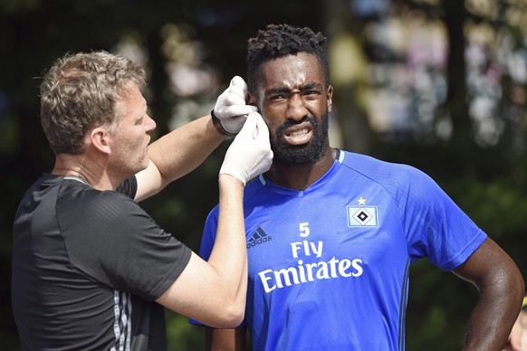 22.07.2016; Hamburg; Fussball 1.Bundesliga - Hamburger SV - Laktattest;
v.l. Athletiktrainer Carsten Schuenemann, Johan Djourou (HSV)
(Valeria Witters/freshfocus)