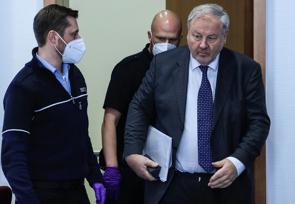December 13, 2022, North Rhine-Westphalia, Bonn: Hanno Berger (r), tax lawyer, enters the courtroom for the verdict